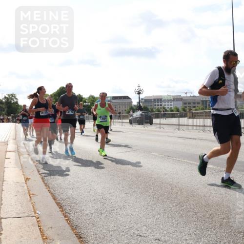 29.06.2025 - hella hamburg halbmarathon Lena Gebhardt http://msf.ph/oto/8363920 29.06.2025 10:01:47 Lombardsbrücke 14175, 7017, 14176, 1464, 1184, 1329, 1364, 1464, 1653, 1722, 1724, 1729, 1881, 1940, 2167, 2591, 2806, 2957, 3039, 3199, 3425, 3663, 4286, 4319, 4322, 4328, 4370, 4649, 4663, 5547, 5570, 5602, 5603, 5675, 5742, 6087, 6281, 6302, 6327, 6438, 6595, 6921, 6924, 7189, 7287, 8030, 8191, 8392, 8578, 8691, 8822, 8926, 9230, 9741, 10177, 10281, 10301, 10576, 10882, 10915, 11043, 11465, 14471, 14660, 14677, 16420 meine-sportfotos.de