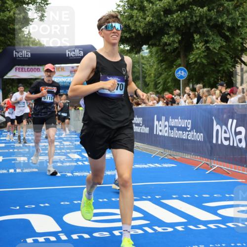 29.06.2025 - hella hamburg halbmarathon Strokosch-Dieckow http://msf.ph/oto/8363953 29.06.2025 10:50:46 Ziel 1466, 2234, 2788, 3654, 3947, 4839, 5018, 5115, 6712, 7052, 7134, 7952, 8205, 8657, 10750, 11356, 13701, 15395, 15426, 15643, 15720, 17129, 17908, 18182, 18229, 18370, 18820 meine-sportfotos.de