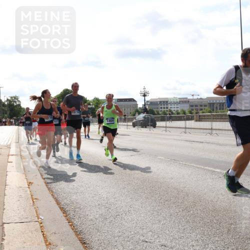 29.06.2025 - hella hamburg halbmarathon Lena Gebhardt http://msf.ph/oto/8363993 29.06.2025 10:01:47 Lombardsbrücke 14175, 7017, 14176, 1464, 1184, 1329, 1364, 1464, 1653, 1722, 1724, 1729, 1881, 1940, 2167, 2591, 2806, 2957, 3039, 3199, 3425, 3663, 4286, 4319, 4322, 4328, 4370, 4649, 4663, 5547, 5570, 5602, 5603, 5675, 5742, 6087, 6281, 6302, 6327, 6438, 6595, 6921, 6924, 7189, 7287, 8030, 8191, 8392, 8578, 8691, 8822, 8926, 9230, 9741, 10177, 10281, 10301, 10576, 10882, 10915, 11043, 11465, 14471, 14660, 14677, 16420 meine-sportfotos.de