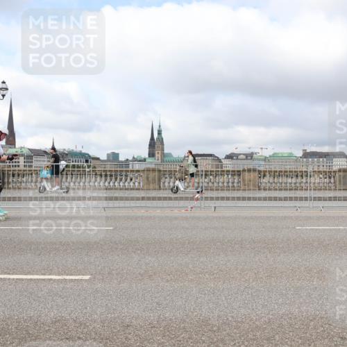 29.06.2025 - hella hamburg halbmarathon Lena Gebhardt http://msf.ph/oto/8364005 29.06.2025 09:10:49 Lombardsbrücke 538 meine-sportfotos.de