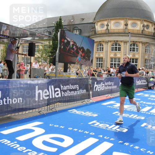 29.06.2025 - hella hamburg halbmarathon Michael Strokosch http://msf.ph/oto/8364051 29.06.2025 10:56:23 Ziel 1193, 3048, 4029, 5465, 5672, 7547, 9622, 9903, 10789, 11231, 11309, 12348, 15300, 16375, 18117, 18495, 18652, 18741, 19152 meine-sportfotos.de