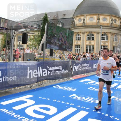 29.06.2025 - hella hamburg halbmarathon Michael Strokosch http://msf.ph/oto/8364141 29.06.2025 10:56:24 Ziel 3048, 4029, 5672, 7547, 7742, 9622, 9903, 11231, 11309, 12348, 15300, 15818, 16375, 18117, 18495, 18652, 18741, 19152 meine-sportfotos.de