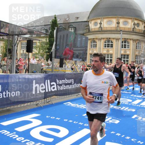 29.06.2025 - hella hamburg halbmarathon Michael Strokosch http://msf.ph/oto/8364160 29.06.2025 10:56:25 Ziel 3048, 4029, 5672, 7547, 7742, 8863, 9622, 10665, 11231, 11309, 15300, 15818, 16375, 18117, 18495, 18652, 18741 meine-sportfotos.de