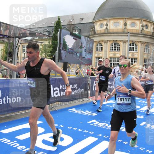 29.06.2025 - hella hamburg halbmarathon Michael Strokosch http://msf.ph/oto/8364248 29.06.2025 10:56:26 Ziel 3048, 4029, 5672, 7547, 7742, 8863, 9622, 10665, 11231, 11309, 15300, 15818, 16375, 18117, 18495, 18652, 18741 meine-sportfotos.de