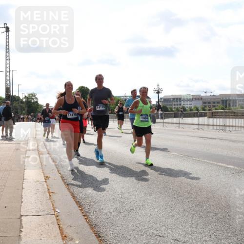 29.06.2025 - hella hamburg halbmarathon Lena Gebhardt http://msf.ph/oto/8364281 29.06.2025 10:01:48 Lombardsbrücke 14175, 14176, 1464, 1184, 1329, 1364, 1464, 1653, 1722, 1724, 1729, 1881, 1940, 2167, 2591, 2806, 2957, 3039, 3199, 3425, 3663, 4286, 4319, 4322, 4328, 4649, 4663, 5547, 5570, 5602, 5603, 5675, 5742, 6087, 6281, 6302, 6327, 6438, 6595, 6921, 6924, 7189, 7287, 8030, 8191, 8392, 8578, 8691, 8822, 8926, 9230, 9741, 10177, 10281, 10301, 10576, 10882, 10915, 11043, 14471, 14660, 14677, 16420 meine-sportfotos.de
