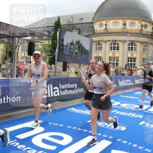 29.06.2025 - hella hamburg halbmarathon Michael Strokosch http://msf.ph/oto/8364298 29.06.2025 10:56:27 Ziel 3048, 4029, 5672, 7742, 8863, 9622, 10665, 11231, 11309, 15300, 15818, 16375, 17734, 18117, 18495, 18652, 18741 meine-sportfotos.de