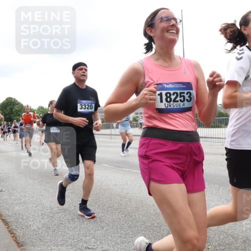29.06.2025 - hella hamburg halbmarathon Lena Gebhardt http://msf.ph/oto/8364316 29.06.2025 10:48:31 Lombardsbrücke 6143, 13914, 12192, 3320, 18253, 275, 1142, 1157, 1167, 1174, 1175, 1584, 1645, 1701, 2037, 2195, 2418, 2437, 2438, 2475, 2627, 2650, 2716, 2756, 2909, 2958, 3224, 3320, 3468, 3504, 3661, 3679, 3933, 4327, 4588, 5010, 5585, 5781, 5952, 6143, 7203, 7393, 7394, 7532, 7947, 7948, 8461, 8521, 8719, 8760, 8948, 9775, 9787, 9921, 10059, 10145, 10204, 10366, 10654, 10656, 11364, 11365, 11548, 11742, 11781, 13814, 13845, 15715, 16498, 16499, 16701 meine-sportfotos.de