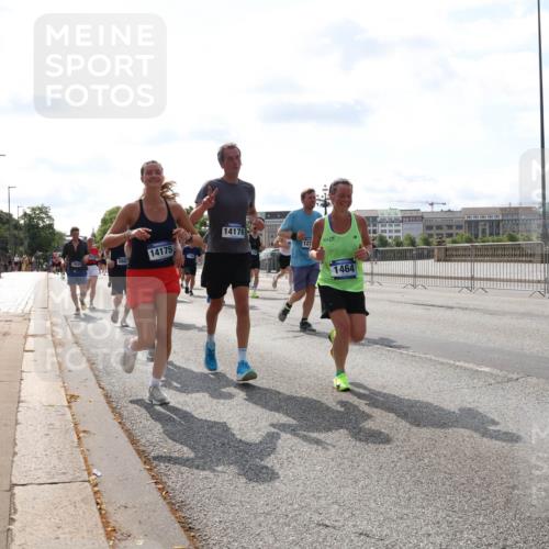 29.06.2025 - hella hamburg halbmarathon Lena Gebhardt http://msf.ph/oto/8364420 29.06.2025 10:01:48 Lombardsbrücke 14175, 14176, 127, 1464, 1184, 1329, 1364, 1464, 1653, 1722, 1724, 1729, 1881, 1940, 2167, 2591, 2806, 2957, 3039, 3199, 3425, 3663, 4286, 4319, 4322, 4328, 4649, 4663, 5547, 5570, 5602, 5603, 5675, 5742, 6087, 6281, 6302, 6327, 6438, 6595, 6921, 6924, 7189, 7287, 8030, 8191, 8392, 8578, 8691, 8822, 8926, 9230, 9741, 10177, 10281, 10301, 10576, 10882, 10915, 11043, 14471, 14660, 14677, 16420 meine-sportfotos.de