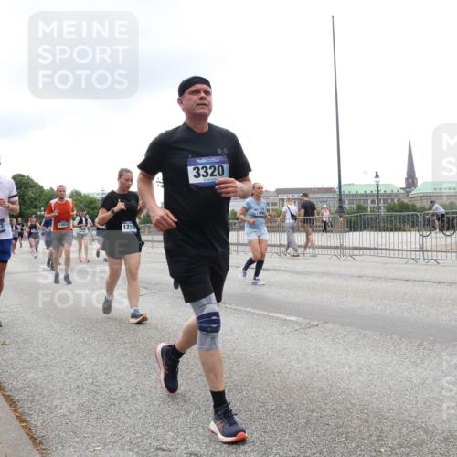 29.06.2025 - hella hamburg halbmarathon Lena Gebhardt http://msf.ph/oto/8364439 29.06.2025 10:48:32 Lombardsbrücke 6143, 13914, 1219, 3320, 1142, 1157, 1167, 1174, 1175, 1584, 1645, 1701, 2037, 2195, 2418, 2437, 2438, 2475, 2627, 2650, 2716, 2756, 2909, 2958, 3224, 3320, 3468, 3504, 3661, 3679, 3933, 4327, 4588, 5010, 5585, 5781, 5952, 6143, 7203, 7393, 7394, 7532, 7947, 7948, 8461, 8521, 8719, 8760, 8948, 9552, 9775, 9787, 9921, 10059, 10145, 10204, 10366, 10524, 10654, 10656, 11364, 11365, 11548, 11742, 11781, 13814, 13845, 15715, 16498, 16499, 16701 meine-sportfotos.de