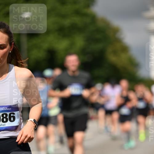 29.06.2025 - hella hamburg halbmarathon Dr. Thomas Lammeyer http://msf.ph/oto/8364443 29.06.2025 10:19:20 Kennedybrücke 1524, 1890, 2110, 2494, 3417, 3513, 3650, 4007, 4466, 4492, 4494, 5069, 5271, 5739, 5981, 5986, 6248, 6287, 6376, 7439, 7452, 7809, 7810, 8237, 8609, 9113, 9423, 9657, 9847, 9911, 9975, 9997, 10775, 10858, 10963 meine-sportfotos.de