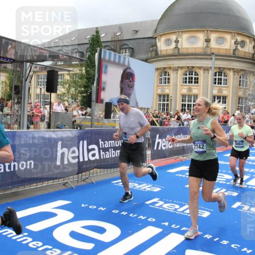 29.06.2025 - hella hamburg halbmarathon Michael Strokosch http://msf.ph/oto/8364445 29.06.2025 10:56:31 Ziel 1583, 3048, 5744, 6399, 7742, 8863, 9622, 10093, 10665, 15407, 15818, 16257, 16261, 17268, 17734, 18746, 18835 meine-sportfotos.de