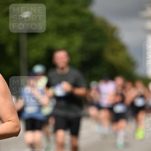29.06.2025 - hella hamburg halbmarathon Dr. Thomas Lammeyer http://msf.ph/oto/8364467 29.06.2025 10:19:21 Kennedybrücke 1524, 1890, 2110, 2494, 3417, 3513, 3650, 4007, 4466, 4492, 4494, 5069, 5271, 5739, 5986, 6248, 6287, 6376, 7439, 7452, 7809, 7810, 8237, 8609, 9113, 9423, 9556, 9657, 9847, 9911, 9975, 9997, 10775, 10858, 10963 meine-sportfotos.de