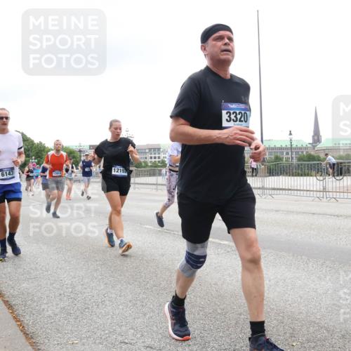 29.06.2025 - hella hamburg halbmarathon Lena Gebhardt http://msf.ph/oto/8364484 29.06.2025 10:48:32 Lombardsbrücke 2197, 6143, 13914, 12192, 3320, 1142, 1157, 1167, 1174, 1175, 1584, 1645, 1701, 2037, 2195, 2418, 2437, 2438, 2475, 2627, 2650, 2716, 2756, 2909, 2958, 3224, 3320, 3468, 3504, 3661, 3679, 3933, 4327, 4588, 5010, 5585, 5781, 5952, 6143, 7203, 7393, 7394, 7532, 7947, 7948, 8461, 8521, 8719, 8760, 8948, 9552, 9775, 9787, 9921, 10059, 10145, 10204, 10366, 10524, 10654, 10656, 11364, 11365, 11548, 11742, 11781, 13814, 13845, 15715, 16498, 16499, 16701 meine-sportfotos.de