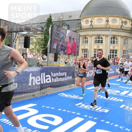 29.06.2025 - hella hamburg halbmarathon Michael Strokosch http://msf.ph/oto/8364555 29.06.2025 10:56:34 Ziel 1583, 2083, 3413, 5721, 5744, 6399, 8542, 8652, 8863, 9562, 10093, 10665, 13863, 15407, 16257, 16261, 17268, 17734, 18746, 18835, 19120 meine-sportfotos.de