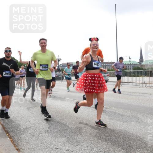 29.06.2025 - hella hamburg halbmarathon Lena Gebhardt http://msf.ph/oto/8364558 29.06.2025 10:39:24 Lombardsbrücke 9393, 2998, 824, 16866, 14871, 188, 1760, 1856, 1883, 2092, 2524, 2534, 2571, 2574, 2578, 2843, 2893, 2976, 2998, 3275, 3353, 3727, 3745, 4410, 4523, 4603, 4609, 4659, 4855, 4882, 5045, 5701, 6062, 6112, 6321, 6342, 6343, 6427, 6428, 6611, 6719, 6726, 6748, 7053, 7125, 7199, 7341, 7501, 7506, 7524, 7589, 7684, 7815, 8203, 8243, 8457, 8783, 8995, 9393, 9420, 9446, 9569, 9698, 9747, 9777, 9974, 9977, 10001, 10072, 10315, 10512, 10516, 13060 meine-sportfotos.de