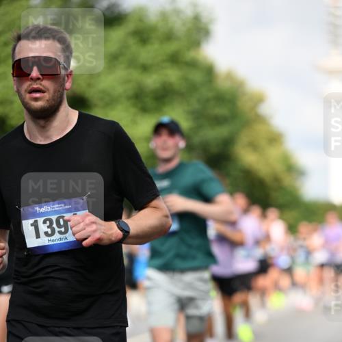 29.06.2025 - hella hamburg halbmarathon Dr. Thomas Lammeyer http://msf.ph/oto/8364573 29.06.2025 09:56:56 Kennedybrücke 1012, 1163, 1176, 1391, 1558, 1735, 1759, 2048, 2213, 2234, 2365, 2402, 2590, 2623, 2788, 2970, 3146, 3186, 3304, 3907, 4091, 4310, 4553, 4997, 5022, 5623, 5624, 5692, 6081, 6203, 6375, 6460, 6712, 7147, 7204, 7322, 7448, 7450, 7765, 8063, 8145, 8704, 8819, 9232, 9303, 9305, 9374, 9534, 9538, 9544, 9585, 9794, 10208, 10246, 10313, 11094, 11153, 11291 meine-sportfotos.de