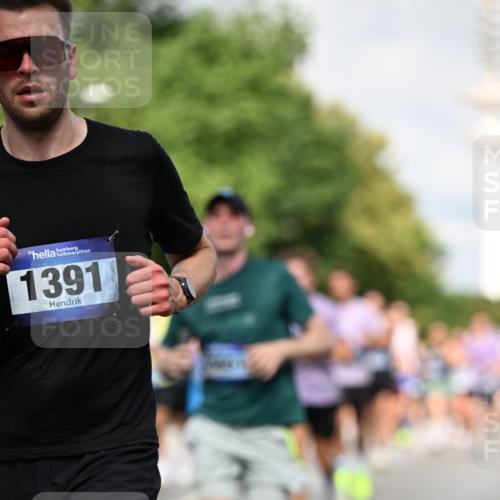 29.06.2025 - hella hamburg halbmarathon Dr. Thomas Lammeyer http://msf.ph/oto/8364584 29.06.2025 09:56:56 Kennedybrücke 1012, 1163, 1176, 1391, 1558, 1735, 1759, 2048, 2213, 2234, 2365, 2402, 2590, 2623, 2788, 2970, 3146, 3186, 3304, 3907, 4091, 4310, 4553, 4997, 5022, 5623, 5624, 5692, 6081, 6203, 6375, 6460, 6712, 7147, 7204, 7322, 7448, 7450, 7765, 8063, 8145, 8704, 8819, 9232, 9303, 9305, 9374, 9534, 9538, 9544, 9585, 9794, 10208, 10246, 10313, 11094, 11153, 11291 meine-sportfotos.de