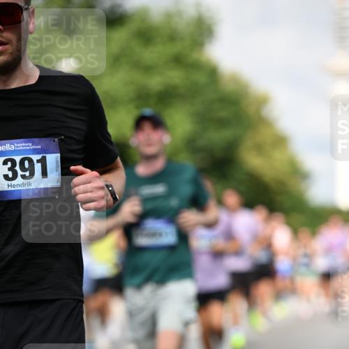 29.06.2025 - hella hamburg halbmarathon Dr. Thomas Lammeyer http://msf.ph/oto/8364589 29.06.2025 09:56:56 Kennedybrücke 1012, 1163, 1176, 1391, 1558, 1735, 1759, 2048, 2213, 2234, 2365, 2402, 2590, 2623, 2788, 2970, 3146, 3186, 3304, 3907, 4091, 4310, 4553, 4997, 5022, 5623, 5624, 5692, 6081, 6203, 6375, 6460, 6712, 7147, 7204, 7322, 7448, 7450, 7765, 8063, 8145, 8704, 8819, 9232, 9303, 9305, 9374, 9534, 9538, 9544, 9585, 9794, 10208, 10246, 10313, 11094, 11153, 11291 meine-sportfotos.de