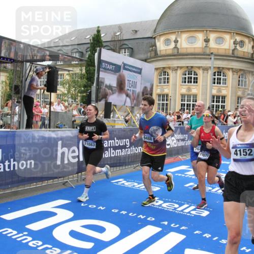 29.06.2025 - hella hamburg halbmarathon Michael Strokosch http://msf.ph/oto/8364776 29.06.2025 10:56:46 Ziel 3836, 4152, 6416, 6759, 7646, 8744, 8825, 8996, 9488, 11083, 11870, 14369, 14461, 15134, 15431, 15712, 16043, 16121, 17133, 17259, 18340, 18634, 18899 meine-sportfotos.de