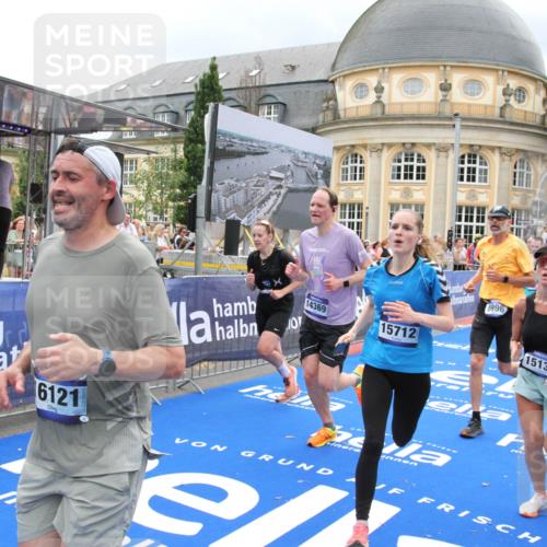 29.06.2025 - hella hamburg halbmarathon Michael Strokosch http://msf.ph/oto/8365042 29.06.2025 10:56:49 Ziel 2378, 3836, 7646, 8825, 8996, 9488, 11870, 13816, 14369, 14461, 15134, 15431, 15712, 16008, 16009, 16043, 16121, 17133, 18634 meine-sportfotos.de
