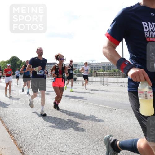 29.06.2025 - hella hamburg halbmarathon Lena Gebhardt http://msf.ph/oto/8365176 29.06.2025 10:01:50 Lombardsbrücke 18555, 670, 5603, 1701, 1184, 1329, 1364, 1453, 1464, 1653, 1722, 1724, 1729, 1881, 1940, 2167, 2591, 2806, 2957, 3039, 3199, 3425, 3663, 4286, 4322, 4328, 4649, 4663, 5547, 5570, 5602, 5603, 5675, 5742, 6087, 6166, 6281, 6302, 6327, 6438, 6595, 6921, 7189, 7223, 7243, 7287, 8030, 8191, 8392, 8578, 8691, 8822, 8926, 9230, 9741, 9928, 10177, 10281, 10301, 10882, 10915, 11043, 14471, 14660, 14677, 16420 meine-sportfotos.de