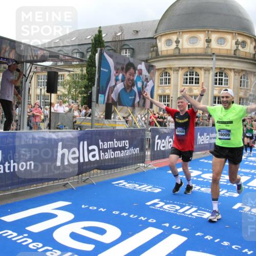 29.06.2025 - hella hamburg halbmarathon Michael Strokosch http://msf.ph/oto/8365230 29.06.2025 10:56:55 Ziel 1955, 2282, 2378, 2741, 2759, 3836, 5418, 6835, 7716, 13816, 15097, 16008, 16009, 16620, 16679, 17133 meine-sportfotos.de