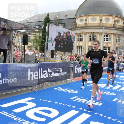 29.06.2025 - hella hamburg halbmarathon Michael Strokosch http://msf.ph/oto/8365409 29.06.2025 10:56:57 Ziel 1955, 2282, 2741, 2759, 5033, 5418, 6835, 7716, 11043, 13816, 14678, 15097, 16008, 16009, 16620, 16679 meine-sportfotos.de