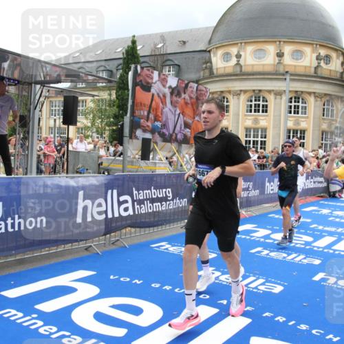 29.06.2025 - hella hamburg halbmarathon Michael Strokosch http://msf.ph/oto/8365430 29.06.2025 10:56:57 Ziel 1955, 2282, 2741, 2759, 5033, 5418, 6835, 7716, 11043, 13816, 14678, 15097, 16008, 16009, 16620, 16679 meine-sportfotos.de