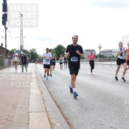 29.06.2025 - hella hamburg halbmarathon Lena Gebhardt http://msf.ph/oto/8365576 29.06.2025 10:14:29 Lombardsbrücke 8892, 12467, 780, 1406, 1194, 1406, 1728, 1890, 2494, 2990, 3020, 3154, 3691, 3756, 3834, 3939, 4032, 4962, 5191, 5670, 5981, 6028, 6083, 6089, 6287, 6366, 6935, 7209, 7442, 7802, 7840, 7991, 8001, 8057, 8147, 8409, 8755, 8892, 9556, 9663, 9709, 9845, 9886, 10224, 10391, 10610, 11987, 12467, 12938, 13237, 13285, 13788, 14488, 15840, 16126, 18041, 18236, 18239 meine-sportfotos.de