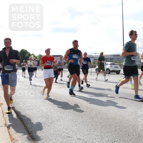 29.06.2025 - hella hamburg halbmarathon Lena Gebhardt http://msf.ph/oto/8365737 29.06.2025 10:01:52 Lombardsbrücke 18555, 7670, 11771, 1729, 16424, 1184, 1329, 1364, 1453, 1464, 1653, 1722, 1724, 1729, 1881, 1940, 2167, 2591, 2806, 2957, 3039, 3169, 3199, 3425, 3663, 4286, 4322, 4328, 4663, 5547, 5570, 5602, 5603, 5675, 5742, 6087, 6166, 6281, 6302, 6327, 6438, 6595, 6921, 7031, 7189, 7223, 7243, 7287, 8030, 8191, 8392, 8578, 8691, 8822, 8926, 9230, 9741, 9928, 10177, 10281, 10301, 10882, 10915, 11043, 12315, 12316, 14471, 14660, 14677, 16420 meine-sportfotos.de