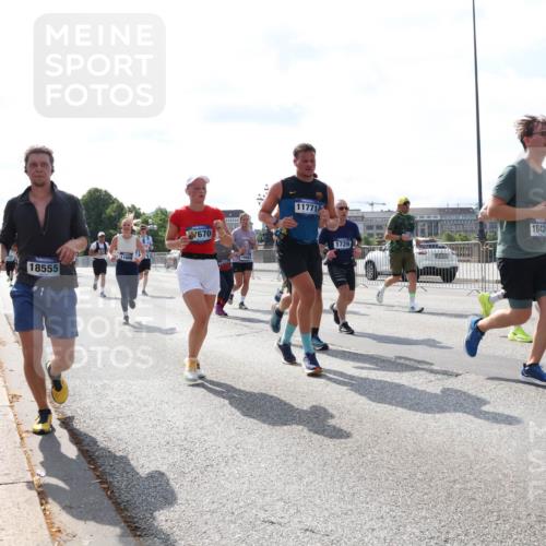 29.06.2025 - hella hamburg halbmarathon Lena Gebhardt http://msf.ph/oto/8365841 29.06.2025 10:01:52 Lombardsbrücke 18555, 670, 11771, 1729, 16424, 1184, 1329, 1364, 1453, 1464, 1653, 1722, 1724, 1729, 1881, 1940, 2167, 2591, 2806, 2957, 3039, 3169, 3199, 3425, 3663, 4286, 4322, 4328, 4663, 5547, 5570, 5602, 5603, 5675, 5742, 6087, 6166, 6281, 6302, 6327, 6438, 6595, 6921, 7031, 7189, 7223, 7243, 7287, 8030, 8191, 8392, 8578, 8691, 8822, 8926, 9230, 9741, 9928, 10177, 10281, 10301, 10882, 10915, 11043, 12315, 12316, 14471, 14660, 14677, 16420 meine-sportfotos.de