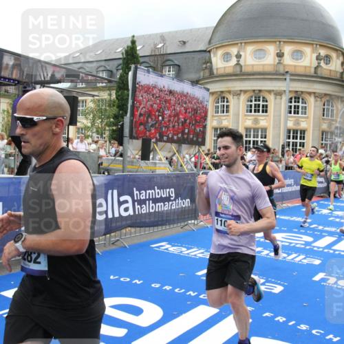 29.06.2025 - hella hamburg halbmarathon Michael Strokosch http://msf.ph/oto/8365887 29.06.2025 10:57:03 Ziel 1485, 2282, 2759, 4299, 5033, 8669, 11043, 11143, 11212, 11638, 14678, 15097, 16470, 16620, 16909, 18719, 19091 meine-sportfotos.de