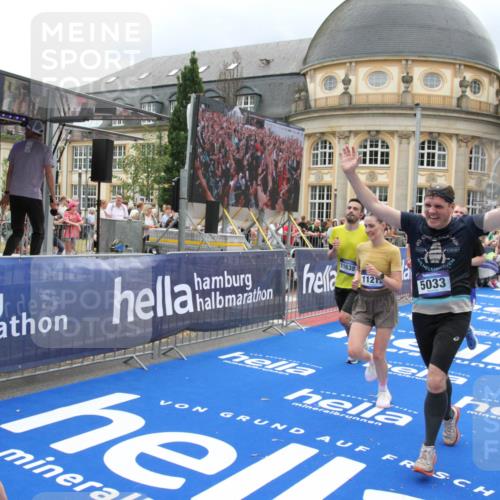 29.06.2025 - hella hamburg halbmarathon Michael Strokosch http://msf.ph/oto/8366024 29.06.2025 10:57:04 Ziel 1485, 2282, 2759, 4299, 5033, 8669, 11043, 11143, 11212, 11638, 13691, 14408, 14678, 15097, 16470, 16909, 18719, 19091 meine-sportfotos.de