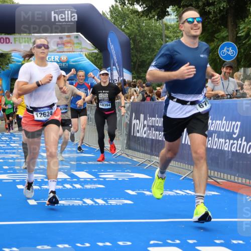 29.06.2025 - hella hamburg halbmarathon Strokosch-Dieckow http://msf.ph/oto/8366031 29.06.2025 10:50:25 Ziel 3414, 4127, 4247, 5447, 6282, 6795, 7397, 8153, 8899, 11455, 12035, 12624, 12949, 13812, 14034, 14626, 16242, 16806, 17247, 17319, 18394 meine-sportfotos.de