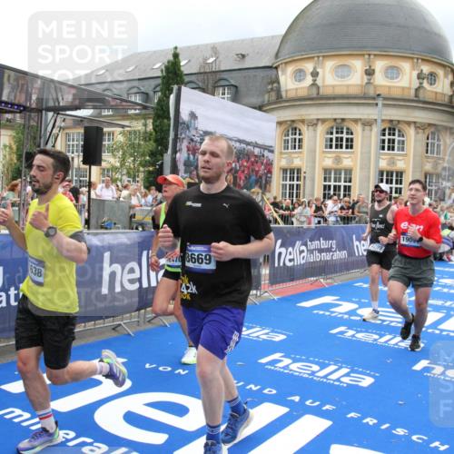 29.06.2025 - hella hamburg halbmarathon Michael Strokosch http://msf.ph/oto/8366070 29.06.2025 10:57:05 Ziel 1485, 4299, 5033, 8669, 11043, 11143, 11212, 11638, 13691, 14408, 14588, 14678, 16470, 16909, 17617, 18719, 19091 meine-sportfotos.de