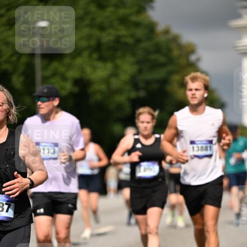 29.06.2025 - hella hamburg halbmarathon Dr. Thomas Lammeyer http://msf.ph/oto/8366146 29.06.2025 10:19:25 Kennedybrücke 1890, 2110, 2494, 2720, 2989, 3417, 3513, 4007, 4466, 4492, 4494, 5069, 5271, 5739, 5986, 6248, 6287, 6376, 6576, 7452, 7809, 7810, 8237, 8609, 9113, 9423, 9556, 9657, 9847, 9997, 10775, 10963 meine-sportfotos.de