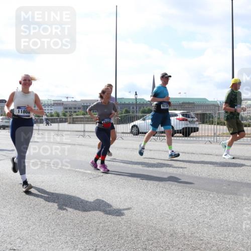 29.06.2025 - hella hamburg halbmarathon Lena Gebhardt http://msf.ph/oto/8366148 29.06.2025 10:01:54 Lombardsbrücke 12564, 11800, 1885, 923, 1184, 1329, 1364, 1432, 1453, 1464, 1653, 1722, 1724, 1729, 1881, 1940, 2167, 2591, 2806, 2957, 3039, 3169, 3199, 3663, 4286, 4322, 4328, 4663, 4985, 5547, 5570, 5602, 5603, 5742, 6166, 6281, 6302, 6322, 6327, 6438, 6595, 6921, 7031, 7189, 7223, 7243, 8030, 8191, 8392, 8578, 8691, 8822, 8926, 9230, 9741, 9928, 10177, 10281, 10301, 10882, 10915, 11043, 11938, 12315, 12316, 14471, 14660, 14677, 16420 meine-sportfotos.de