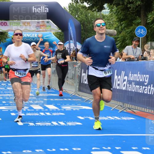 29.06.2025 - hella hamburg halbmarathon Strokosch-Dieckow http://msf.ph/oto/8366195 29.06.2025 10:50:25 Ziel 3414, 4127, 4247, 5447, 6282, 6795, 7397, 8153, 8899, 11455, 12035, 12624, 12949, 13812, 14034, 14626, 16242, 16806, 17247, 17319, 18394 meine-sportfotos.de