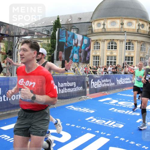 29.06.2025 - hella hamburg halbmarathon Michael Strokosch http://msf.ph/oto/8366257 29.06.2025 10:57:07 Ziel 1485, 4261, 4299, 8669, 11143, 11212, 11638, 13691, 14408, 14588, 16470, 16909, 17617, 18208, 18719, 19091 meine-sportfotos.de