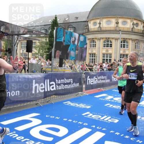 29.06.2025 - hella hamburg halbmarathon Michael Strokosch http://msf.ph/oto/8366286 29.06.2025 10:57:07 Ziel 1485, 4261, 4299, 8669, 11143, 11212, 11638, 13691, 14408, 14588, 16470, 16909, 17617, 18208, 18719, 19091 meine-sportfotos.de