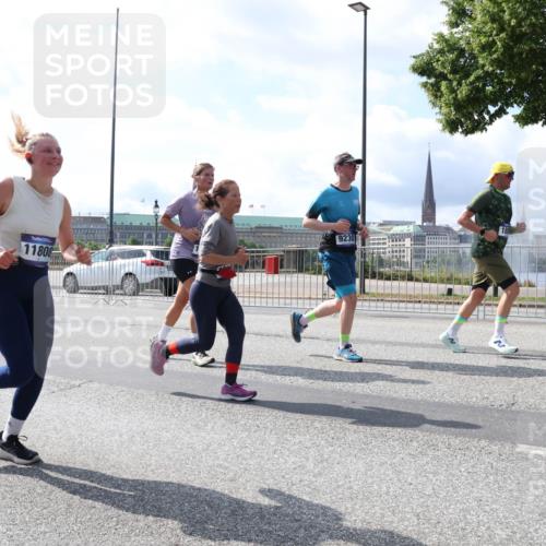 29.06.2025 - hella hamburg halbmarathon Lena Gebhardt http://msf.ph/oto/8366304 29.06.2025 10:01:54 Lombardsbrücke 11808, 9230, 1184, 1329, 1364, 1432, 1453, 1464, 1653, 1722, 1724, 1729, 1881, 1940, 2167, 2591, 2806, 2957, 3039, 3169, 3199, 3663, 4286, 4322, 4328, 4663, 4985, 5547, 5570, 5602, 5603, 5742, 6166, 6281, 6302, 6322, 6327, 6438, 6595, 6921, 7031, 7189, 7223, 7243, 8030, 8191, 8392, 8578, 8691, 8822, 8926, 9230, 9741, 9928, 10177, 10281, 10301, 10882, 10915, 11043, 11938, 12315, 12316, 14471, 14660, 14677, 16420 meine-sportfotos.de