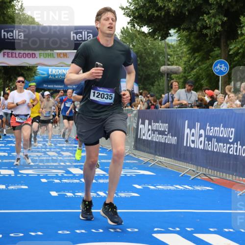 29.06.2025 - hella hamburg halbmarathon Strokosch-Dieckow http://msf.ph/oto/8366323 29.06.2025 10:50:24 Ziel 3414, 4127, 4247, 4933, 5447, 6795, 8153, 8899, 11455, 12035, 12624, 12949, 13609, 14034, 14626, 16000, 16242, 17319, 18394 meine-sportfotos.de
