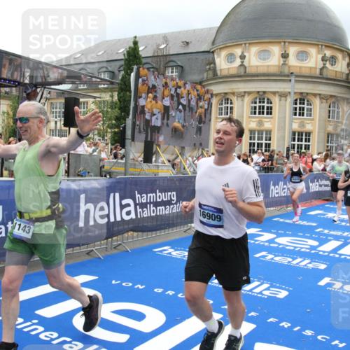 29.06.2025 - hella hamburg halbmarathon Michael Strokosch http://msf.ph/oto/8366334 29.06.2025 10:57:09 Ziel 1485, 4261, 4299, 11143, 13691, 14139, 14408, 14588, 15726, 16909, 17617, 18208, 18719, 19091 meine-sportfotos.de
