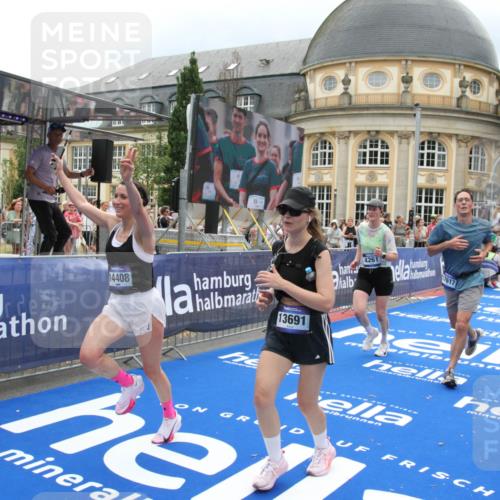 29.06.2025 - hella hamburg halbmarathon Michael Strokosch http://msf.ph/oto/8366372 29.06.2025 10:57:11 Ziel 1387, 4167, 4261, 9884, 11143, 11612, 13691, 14139, 14408, 14588, 15726, 16909, 17617, 18208 meine-sportfotos.de