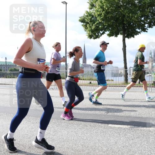 29.06.2025 - hella hamburg halbmarathon Lena Gebhardt http://msf.ph/oto/8366431 29.06.2025 10:01:55 Lombardsbrücke 923, 1184, 1329, 1364, 1432, 1453, 1464, 1653, 1722, 1724, 1729, 1881, 1940, 2167, 2591, 2806, 2957, 3039, 3169, 3199, 4286, 4322, 4328, 4663, 4985, 5547, 5570, 5602, 5603, 5742, 6166, 6281, 6302, 6322, 6327, 6438, 6595, 6921, 7031, 7189, 7223, 7243, 8191, 8392, 8578, 8691, 8822, 8926, 9230, 9741, 9928, 10177, 10281, 10301, 10882, 10915, 11043, 11938, 12315, 12316, 14471, 14660, 14677, 16420 meine-sportfotos.de