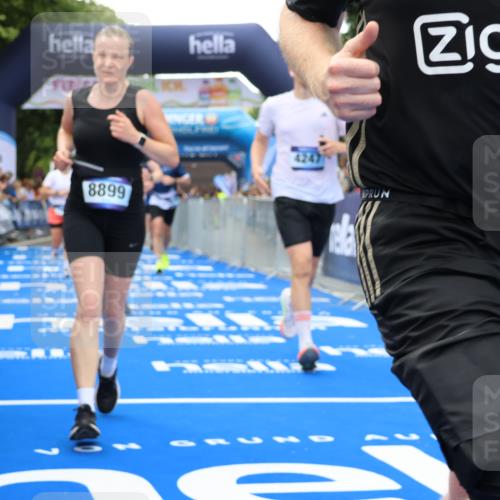 29.06.2025 - hella hamburg halbmarathon Strokosch-Dieckow http://msf.ph/oto/8366444 29.06.2025 10:50:22 Ziel 4127, 4247, 4933, 6795, 8153, 8899, 8921, 11455, 12035, 12624, 12949, 13609, 13690, 14034, 14626, 16000, 16242, 17319, 18394, 18499 meine-sportfotos.de