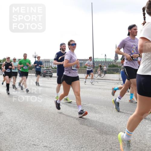 29.06.2025 - hella hamburg halbmarathon Lena Gebhardt http://msf.ph/oto/8366453 29.06.2025 10:39:29 Lombardsbrücke 13519, 11533, 13461, 113, 3727, 178, 1760, 1856, 1883, 2092, 2571, 2574, 2578, 2843, 2893, 2976, 2998, 3275, 3353, 3727, 3745, 4298, 4410, 4523, 4603, 4609, 4659, 4752, 4855, 4882, 5045, 5701, 6112, 6321, 6342, 6343, 6427, 6428, 6611, 6719, 6726, 6739, 6748, 7053, 7125, 7199, 7341, 7429, 7501, 7506, 7524, 7589, 7684, 7815, 8203, 8243, 8457, 8995, 9393, 9420, 9446, 9569, 9698, 9747, 9777, 9974, 9977, 10001, 10072, 10315, 10441, 10512, 10516 meine-sportfotos.de