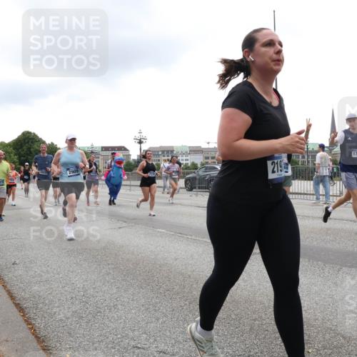 29.06.2025 - hella hamburg halbmarathon Lena Gebhardt http://msf.ph/oto/8366477 29.06.2025 10:48:36 Lombardsbrücke 2475, 16935, 2909, 219, 17930, 1142, 1157, 1167, 1584, 1645, 2037, 2195, 2418, 2437, 2438, 2475, 2627, 2650, 2716, 2756, 2792, 2909, 2958, 3224, 3320, 3504, 3661, 3679, 3933, 4588, 5010, 5585, 5781, 5952, 6143, 7062, 7203, 7532, 7947, 7948, 8461, 8521, 8719, 8760, 8948, 9552, 9775, 9787, 9921, 10059, 10145, 10204, 10366, 10524, 10654, 10656, 11364, 11365, 11742, 13814, 13845, 15715, 16498, 16499, 16701 meine-sportfotos.de