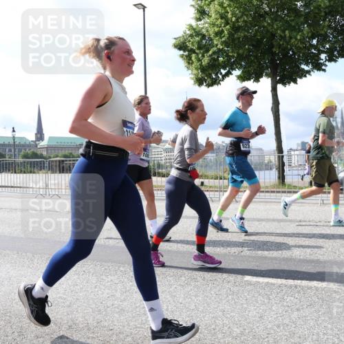 29.06.2025 - hella hamburg halbmarathon Lena Gebhardt http://msf.ph/oto/8366509 29.06.2025 10:01:55 Lombardsbrücke 923, 1184, 1329, 1364, 1432, 1453, 1464, 1653, 1722, 1724, 1729, 1881, 1940, 2167, 2591, 2806, 2957, 3039, 3169, 3199, 4286, 4322, 4328, 4663, 4985, 5547, 5570, 5602, 5603, 5742, 6166, 6281, 6302, 6322, 6327, 6438, 6595, 6921, 7031, 7189, 7223, 7243, 8191, 8392, 8578, 8691, 8822, 8926, 9230, 9741, 9928, 10177, 10281, 10301, 10882, 10915, 11043, 11938, 12315, 12316, 14471, 14660, 14677, 16420 meine-sportfotos.de