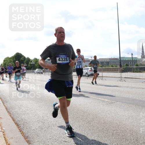 29.06.2025 - hella hamburg halbmarathon Lena Gebhardt http://msf.ph/oto/8366561 29.06.2025 10:01:55 Lombardsbrücke 17503, 4328, 12564, 1184, 1329, 1364, 1432, 1453, 1464, 1653, 1722, 1724, 1729, 1881, 1940, 2167, 2591, 2806, 2957, 3039, 3169, 3199, 4286, 4322, 4328, 4663, 4985, 5547, 5570, 5602, 5603, 5742, 6166, 6281, 6302, 6322, 6327, 6438, 6595, 6921, 7031, 7189, 7223, 7243, 8191, 8392, 8578, 8691, 8822, 8926, 9230, 9741, 9928, 10177, 10281, 10301, 10882, 10915, 11043, 11938, 12315, 12316, 14471, 14660, 14677, 16420 meine-sportfotos.de